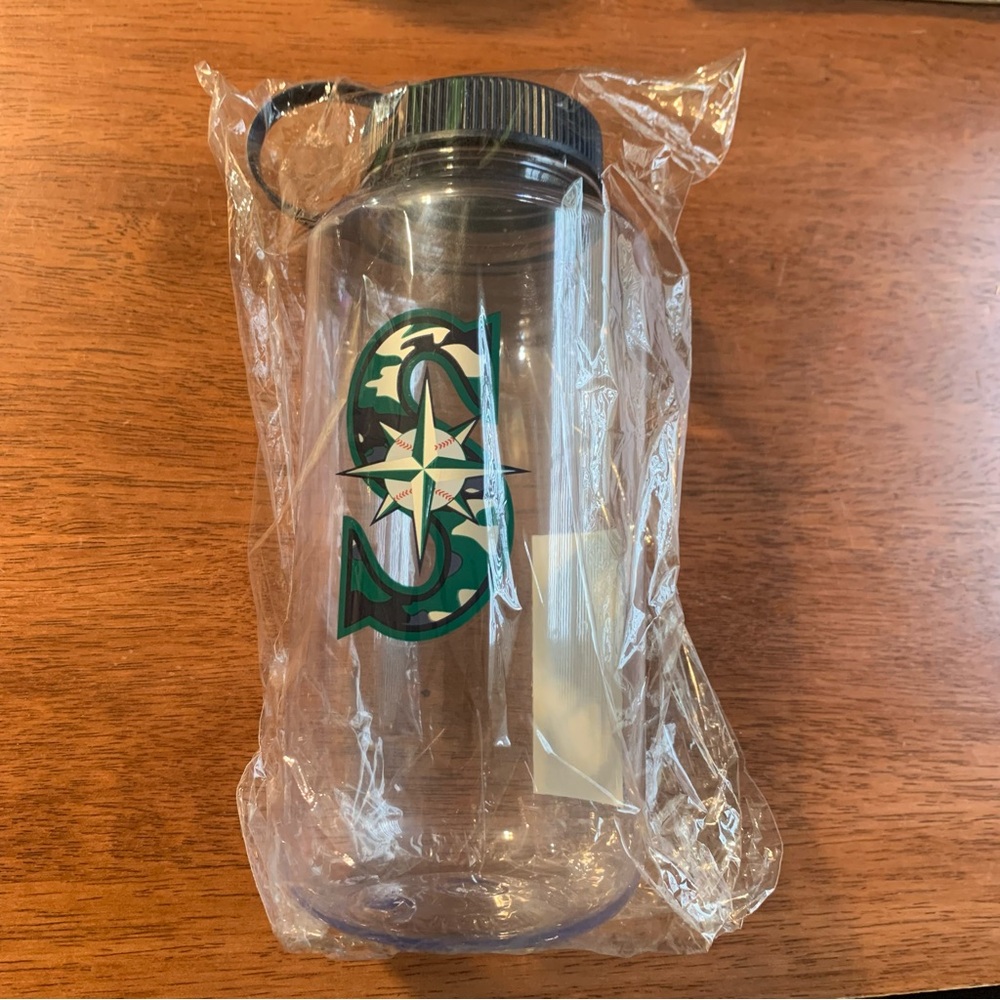 Seattle Mariners MLB Camo Water Bottle 32oz 1000 mL from 4-22-2023 Giveaway